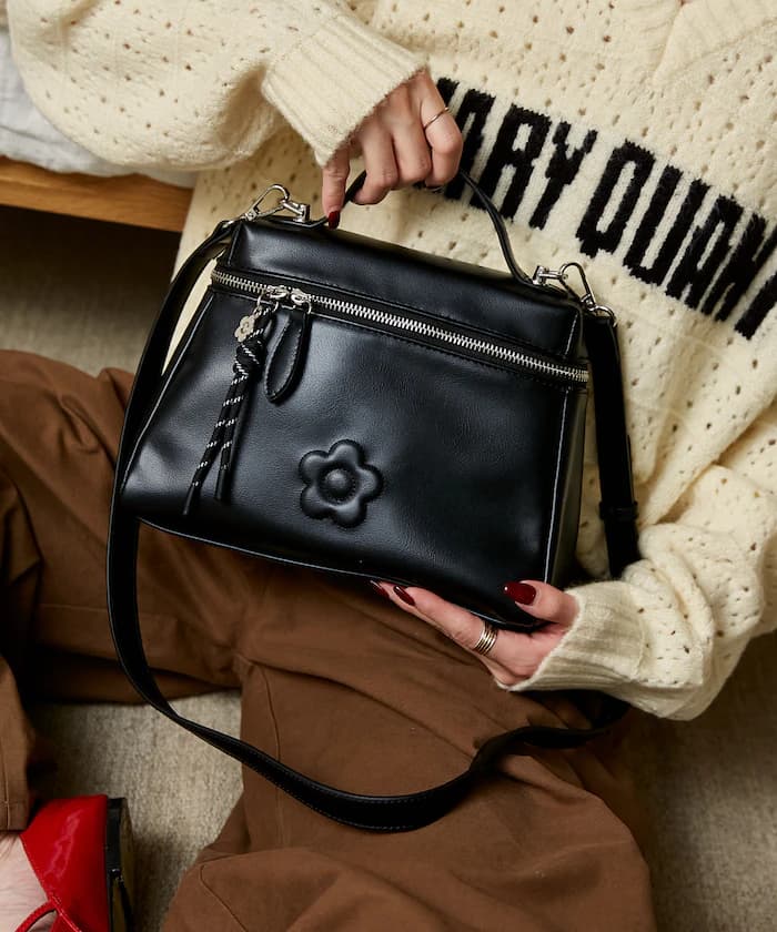 【8月7日 0:00開售】MARY QUANT 聯名限定 雛菊型押 合成皮革 吊飾 側背包【限定款】